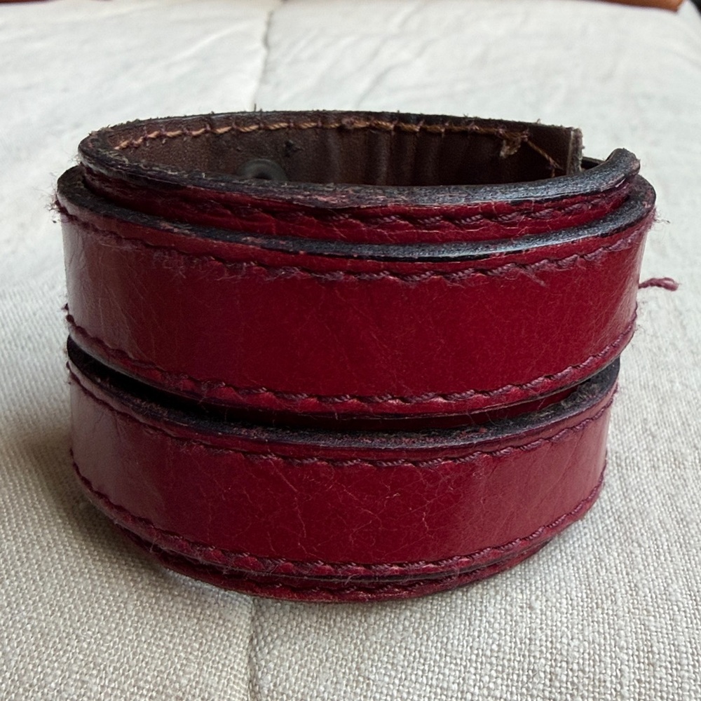 ⭐️ Elegant ⭐️ Cranberry Color Leather Cuff Bracelet - Picture 7 of 8